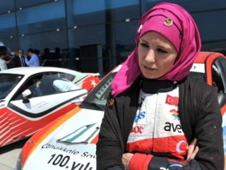 Burcu Çetinkaya gücüm yetmedi deyip başörtüsünü çıkardı