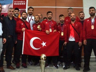 Milli güreşçiler yurda döndü