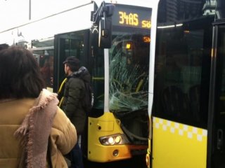 iki metrobüs birbirine girdi!