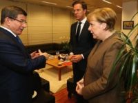 Davutoğlu, Merkel ve Rutte'ye pide ısmarladı