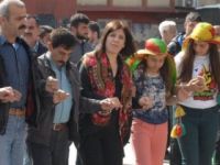 Adana'da polise taşlı saldırı