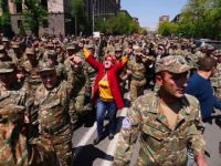 Ermenistan karıştı! Asker sokağa indi
