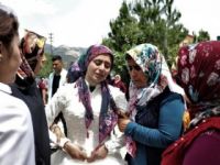 Cenaze törenine gelinliğiyle katıldı!