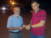 Yolda bulduğu cüzdanı sahibine teslim etti