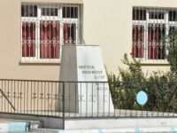 Okul bahçesindeki Atatürk büstünü çaldılar