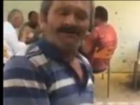 Sebzelerle haber sunumu yapan vatandaş gülmekten kırıp geçiriyor
