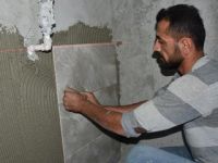 Gündüz inşaatta akşam antrenmanda terliyor