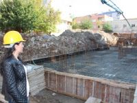 Siirt'te Esma Çakar inşaatlara beton döküyor