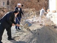 Cami onarımına rahipten destek