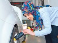 Oto bakımına kadın eli değdi