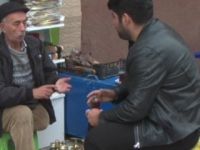 Tek bacağı ile ailesi ve yetim torunlarının geçimini sağlıyor