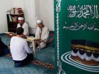 Madde bağımlılarını imamlar hayata bağladı