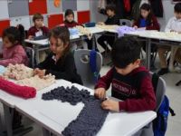 Akranları için atkı ve bere örüyorlar