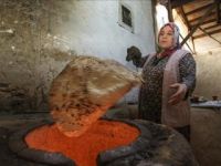 Tandır ateşinde ekmeğini kazanıyor