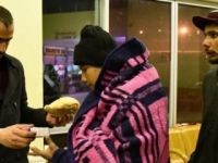 Ağrı'da düzensiz göçmenlere battaniye ve gıda yardımı