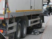 El freni çekilmeyen kamyon, hareket ederek yayayı ezdi: 1 ölü