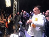Bülent Serttaş sahne direğine tırmanıp türkü söyledi!