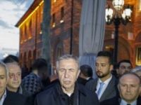 Mansur Yavaş Hacı Bayram'da sabah namazı kıldı