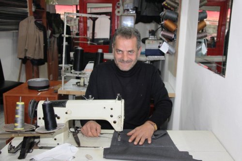 1 Saatte Pantolon Dikip Müşterisine Teslim Ediyor