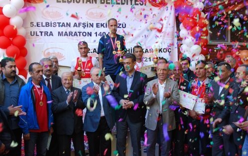 140 km'yi 13 saat 3 dakika da koştu