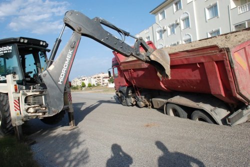 30 Tonluk Kamyon Bıçak Gibi Saplandı
