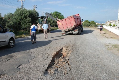 30 Tonluk Kamyon Bıçak Gibi Saplandı