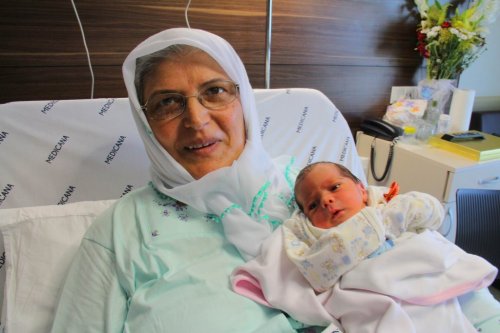 54 Yaşında Anne Oldu