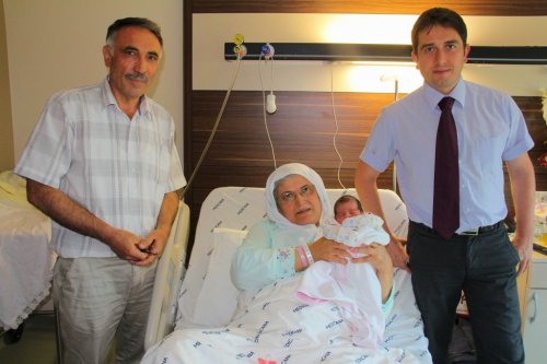 54 Yaşında Anne Oldu