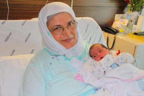 54 Yaşında Anne Oldu