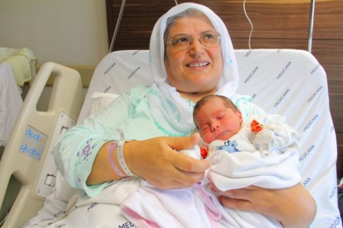 54 Yaşında Anne Oldu