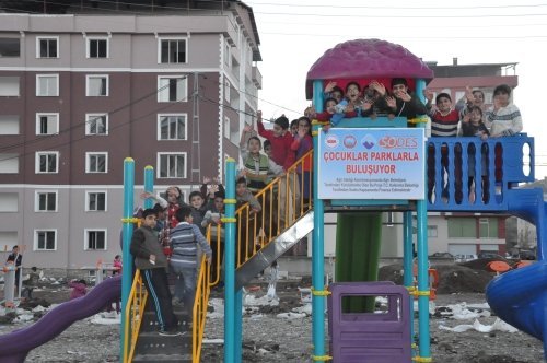 Ağrı Belediyesi çocukları parklarla buluşturdu