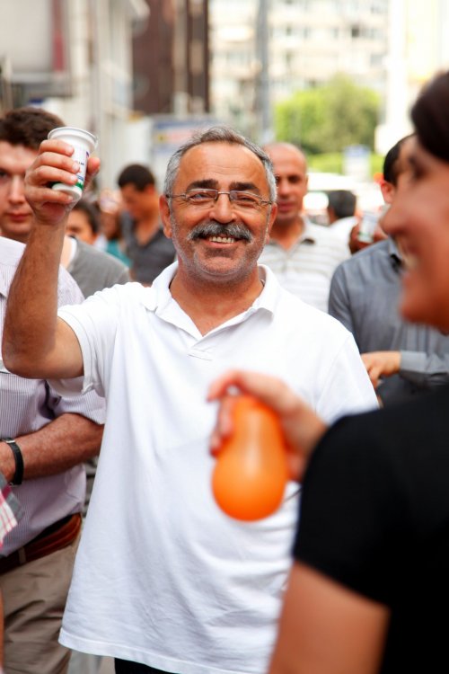 Ak Parti'li Gençler Adana’da Ayran Dağıttı