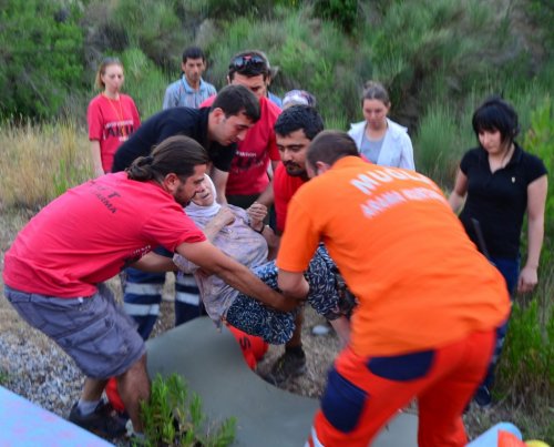 Akut Ekibi Kaybolan Yaşlı Kadını Kurtardı