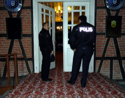Alkollü Şahıs Belediyenin Camlarını Kırdı