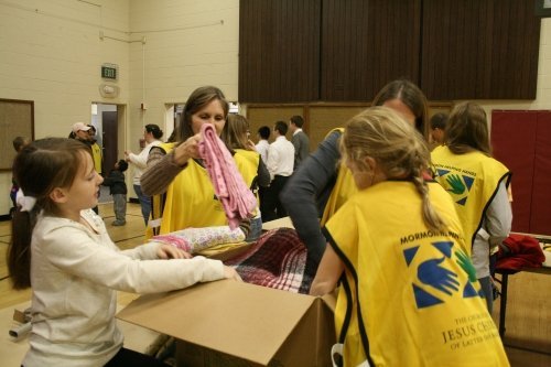 Amerikalılardan Suriyeli mültecilere battaniye ve para yardımı