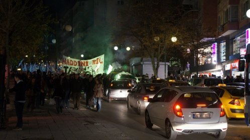 Ankara’da ‘kızlı-erkekli’ Yürüyüş Trafiği Felç Etti