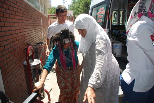 Annesini Kolonya İle Yaktı