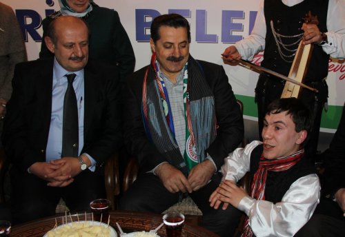 Bakan Çelik’e Türkülü İltifat