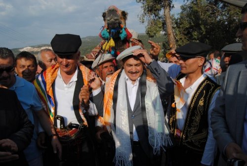 Bakan Eroğlu Deve Çekti