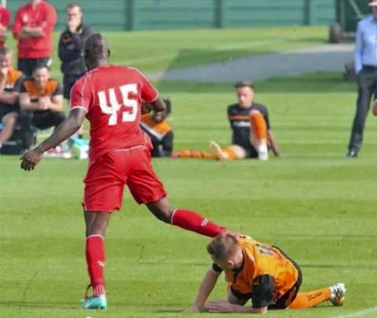 balotelli-rakibinin-kafasina-tekme-atti-4748757.jpeg
