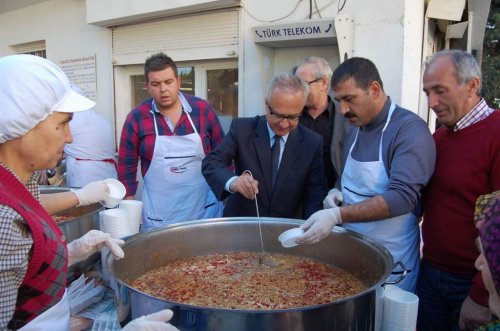 Bandırma Belediyesi Aşure Dağıttı