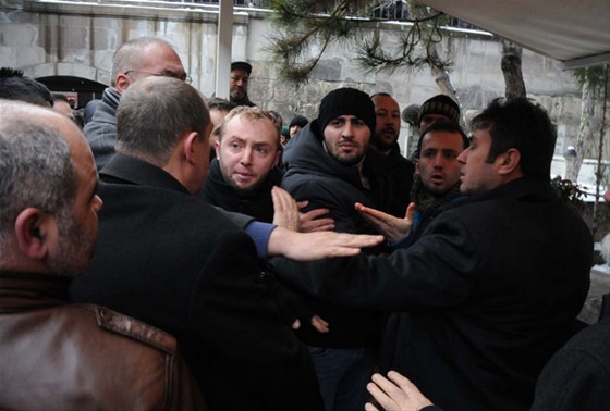 basbakan-davutoglu-son-yolculuguna-ugurladi-1344614.jpeg