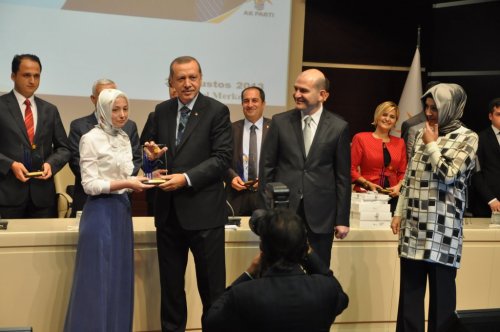 Başbakanın Elinden Ödülünü Aldı
