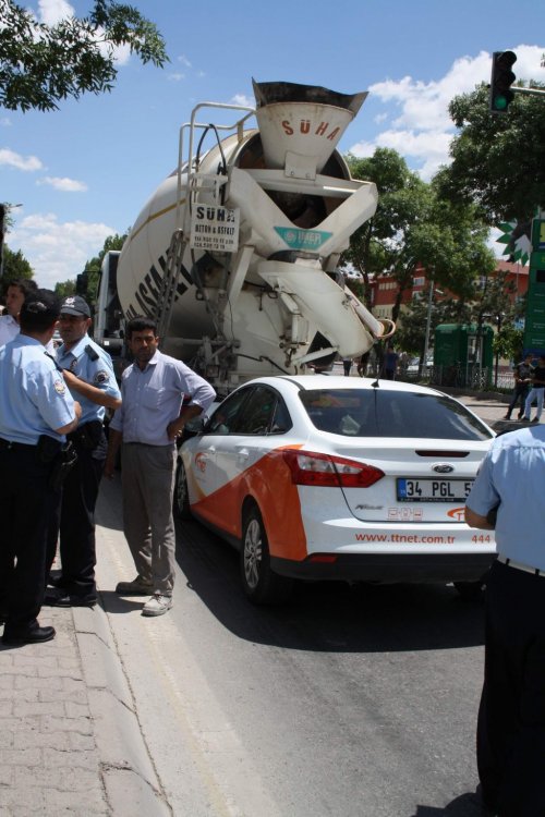 Beton Mikserine Arkadan Çarptı