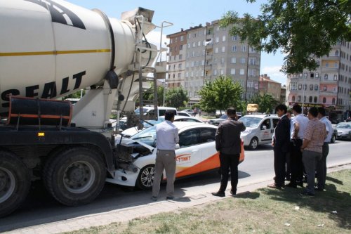 Beton Mikserine Arkadan Çarptı
