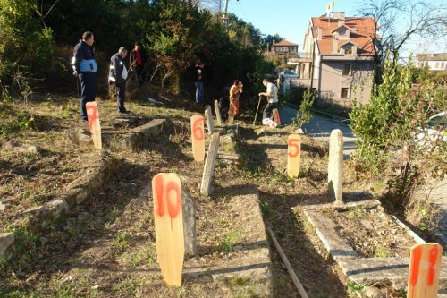 Bina Yapılacak Arazideki 11 Mezar Yeni Yerine Taşındı