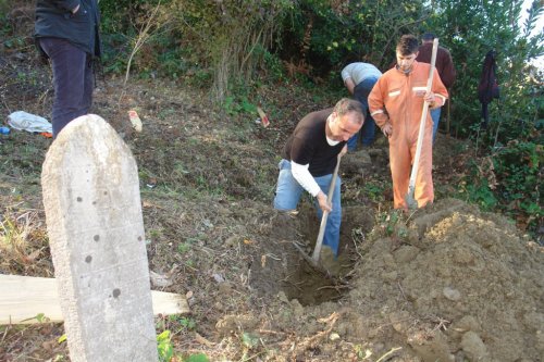 Bina Yapılacak Arazideki 11 Mezar Yeni Yerine Taşındı