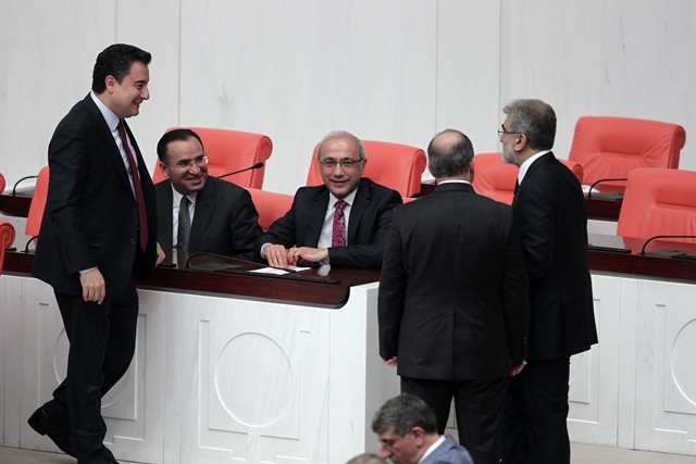 bos_siralar_neseli_bakanlar.jpg