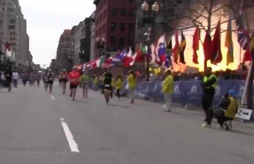 Boston'daki patlama anı böyle görüntülendi