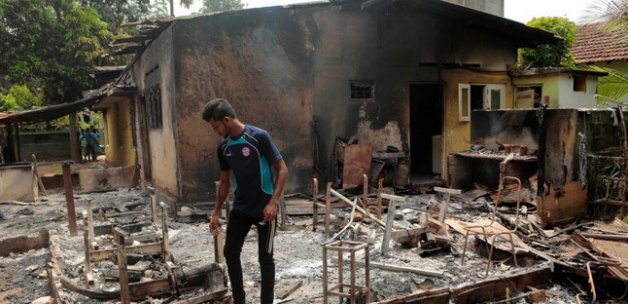 budist_rahipler_camilere_saldirdi_1403351935_2596.jpg budist_rahipler_camilere_saldirdi_1403351935_2596.jpg